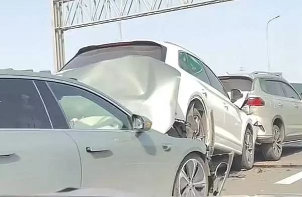 G60沪昆高速发生三车追尾事故