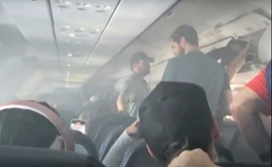 美国一客机起火紧急迫降：机舱内浓烟弥漫 10名乘客送院