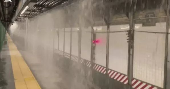 纽约最繁忙地铁站水管爆裂 站内涌入681万升水