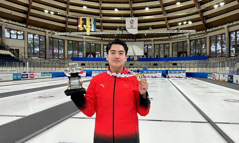 青海小伙捧回历史首个世界青年冰壶锦标赛冠军