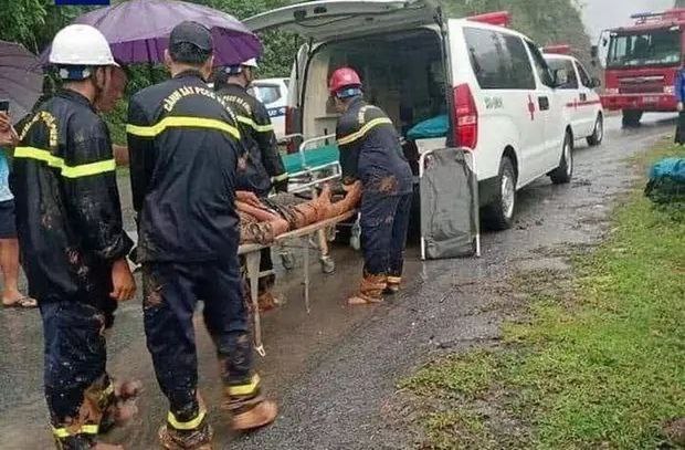 越南一客车因山体滑坡被掩埋 已致9死4伤
