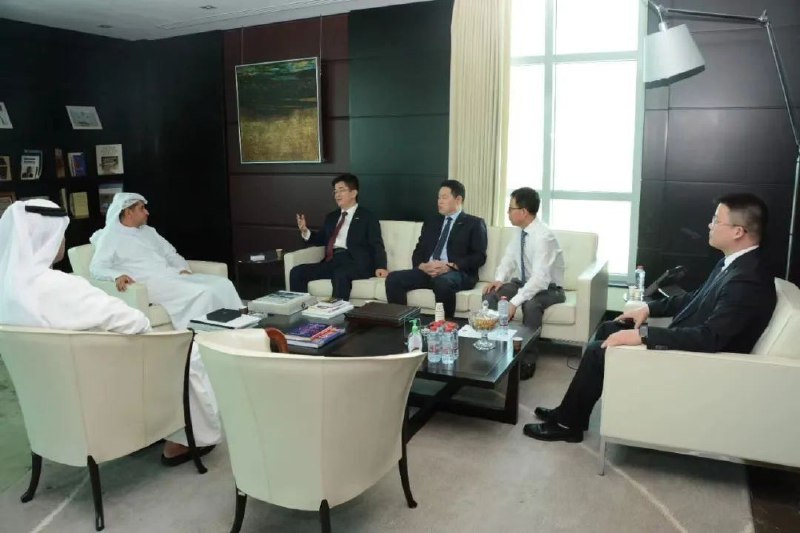 李旭航总领事会见阿联酋外交与国际合作部驻迪拜办公室主任马克图姆亲王