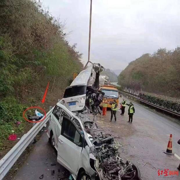 成渝环线高速泸州境内，一辆韵达快递货车与面包车相撞致6死1伤
