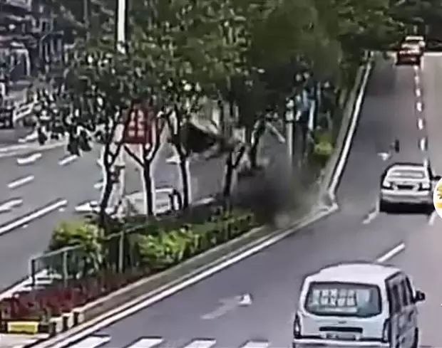 广州警方通报男子驾驶特斯拉撞飞骑手