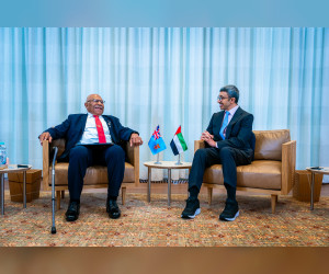 外交部长与斐济总理在联大期间举行会晤 深化双边关系与气候合作