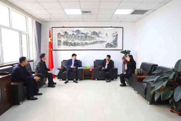 3月22日，县长刘志奇会见RAGGIE GENERAL TRADING L.L.C副总裁ALSARORI MOHAMMED，就高端智慧路灯及储能电池生产项目对接座谈。