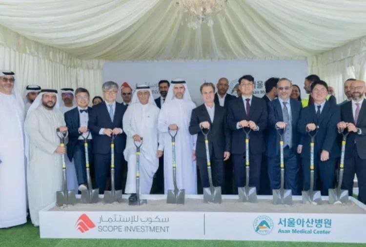 迪拜医疗城二期迎来盛事，亚洲-阿联酋胃肠病医院奠基仪式隆重举行，标志着国内医疗巨头峨山医疗中心(AMC)的首次国际拓展。此次合作由AMC携手Scope Investment精心打造，旨在打造地区领先的胃肠病专科医院。