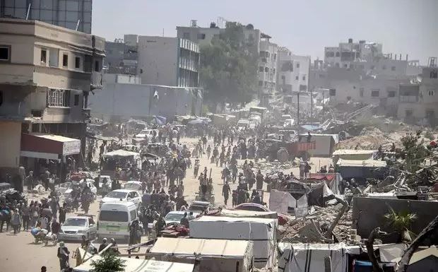 在当地时间7月22日早上要求加沙地带南部汗尤尼斯市东部所谓“人道主义区”的民众撤离后，以军坦克等地面部队目前已进入该地区，对当地进行炮击、轰炸。