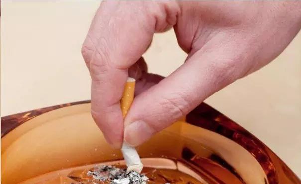 阿联酋法律在儿童身边吸烟可能被罚5000迪拉姆