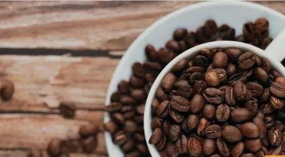 据央视财经报道，在迪拜的阿法迪历史街区，可以喝到名为“红酒日晒”的手冲咖啡，这杯咖啡的咖啡豆来自千里之外的中国云南。