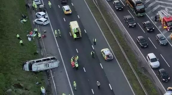 英国一辆满载球迷的巴士发生事故 致17人受伤