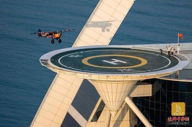 有人在迪拜帆船酒店上演逆天壮举