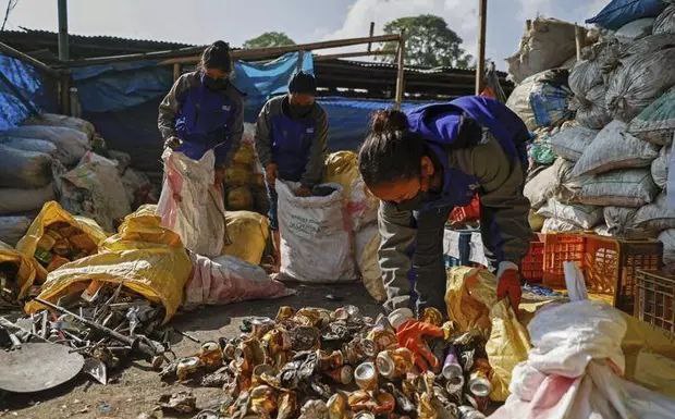 珠峰尼泊尔境内最高营地垃圾成灾