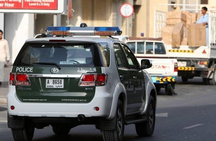 阿联酋籍女司机驾驶保时捷肇事，致一名警察截肢后被罚款1万迪拉姆
