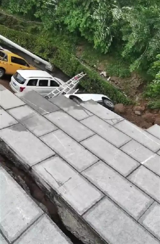 河南禹州一露天停车场局部坍塌致多车坠落