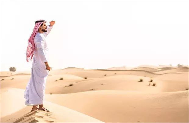 沙特全称沙特阿拉伯王国，位于亚洲西南部的阿拉伯半岛，面积225万平方公里，人口约3500万。
