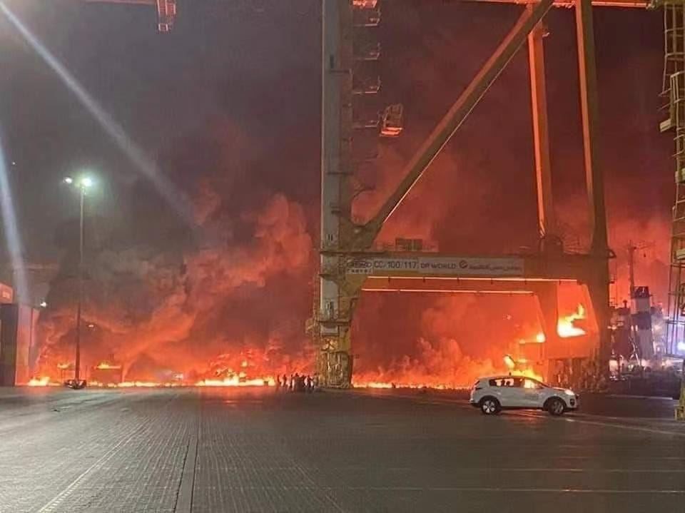 迪拜杰贝阿里一建筑工地昨天下午发生火灾