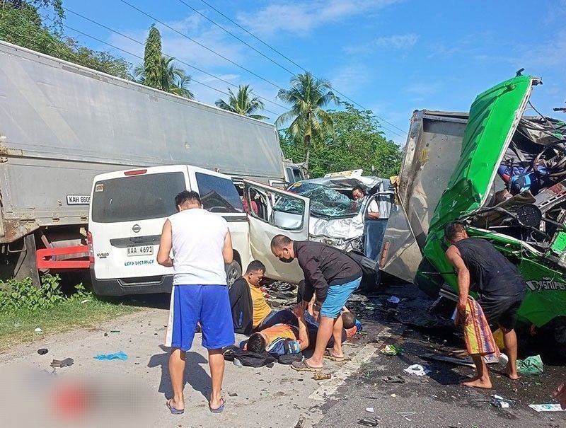 菲律宾东弥沙密斯省(Misamis Oriental)Naawan镇发生重大交通事故